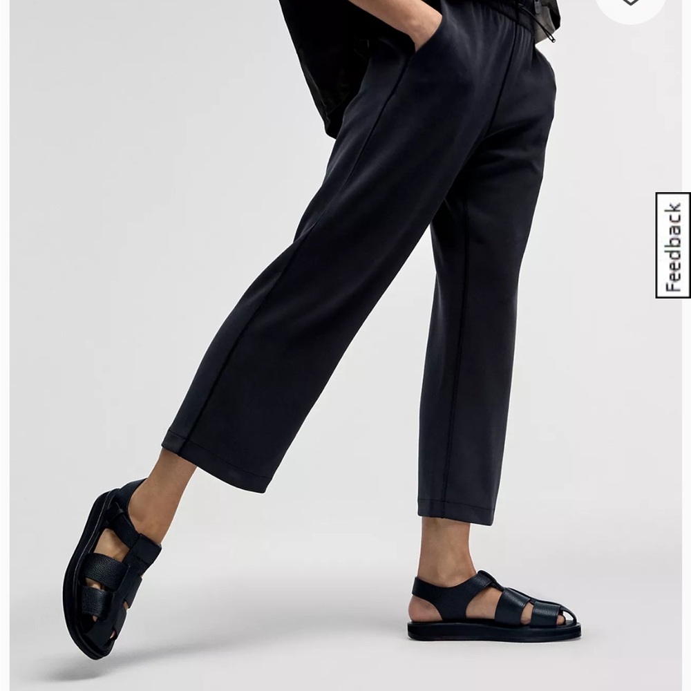 Lululemon soft stream cropped pant. Size 6